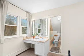 Prime Location, Private Loft Apartment. Well-Appointed for Comfort & Convenience - Image 3