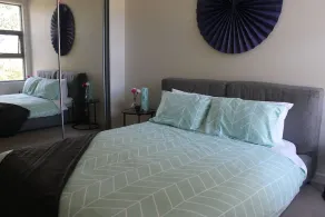 Exquisite 1 Bedroom Plus Study +Parking, Close to CBD - Image 5