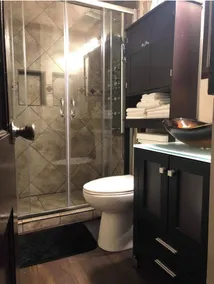 Beautiful home with massage shower!  - Image 2