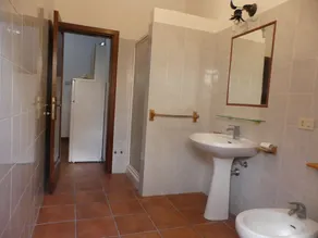Portion of farmhouse in the countryside of Treia with use of swimming pool - Image 3