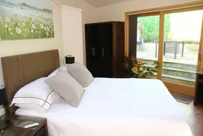 Beautiful contemporary accommodation - Sleeps 2 adults - Image 5