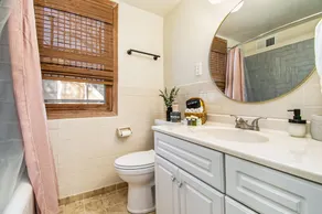 Spacious Family Retreat: King Beds+Arcade+Playground. Minutes from Zoo/Downtown - Image 4