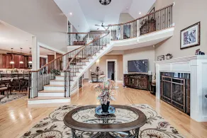 Njoy Luxury - MUST experience this exclusive and stunning lakeview home - Image 2