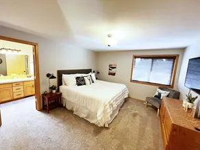 NEW LISTING! UPDATED 3 SUITES & AC! HOT-TUB, SHARC, FORT ROCK, BIKES, DOG OK. - Image 4