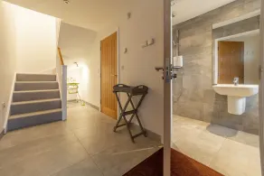 Fremragende indrettede indkvartering og et beroligende boblebad på den overdækkede balkon. - Image 3