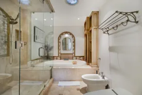 Erwin Estate - A Perfect Blend of Modern Elegance with Mid-Century Undertones - Image 5