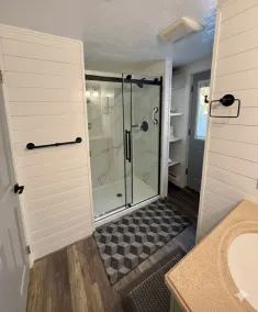 Récemment rénové sur un chemin privé, un acre, cour clôturée, - Image 5