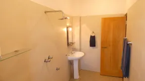large apartment with balcony 100 m to the beach in Hikkaduwa - Sri Lank - Image 3