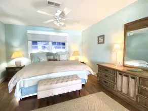 Desfrute de vistas da baía !!  Bayfront home, varanda com sombra 2 áreas de ancoragem para barcos, sala de jogos para assistir TV, um curto passeio de bicicleta ou a pé da bela área comercial de Avalon para sorvetes, restaurantes, mini-golfe, lojas e m... - Image 4