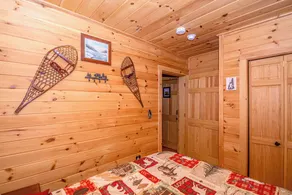 Couples Getaway Log Cabin in the White Mountains - Image 5