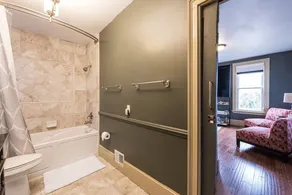 Elegant, King Bed, Privacy,  Free Parking - Image 3