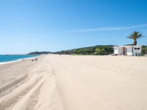 Space with 5 bedrooms, 3 terraces and 150m beach - Image 5