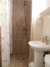 Mountain views (see video), 3 bedrooms, 550m easy walk to beach, 2 shared pools - Image 3