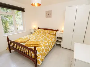 SEAS THE DAY, family friendly, with a garden in Ventnor - Image 3