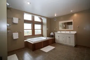 Beautiful, family-friendly home in private wilderness setting - Image 4