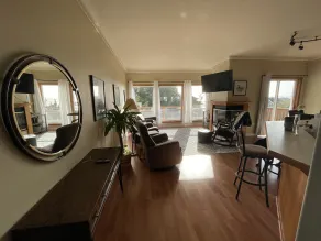 Large comfortable home with stunning views - Image 2