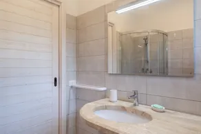 Modern Apartment with Air Conditioning and Garden; Pets Allowed - Image 3