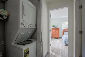 Cheerful 2-bedroom shore cottage with free parking - Image 3