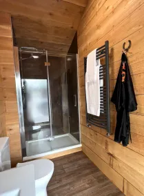 Luxury Ensuite Studio Cabin - Image 5