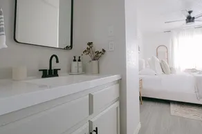 Modern home in quiet neighborhood - 19 minutes to downtown. - Image 3