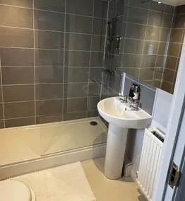 Luxury apartment in central Lichfield. Free parking. Sleeps from 1 to 6 people - Image 5