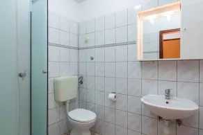 Holiday apartment with balcony and air conditioning - Image 4