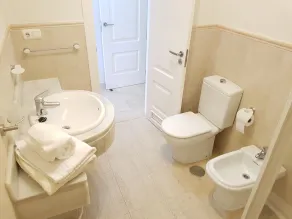 Spacious modern apartment with large terrace and private pool, long & short lets - Image 4