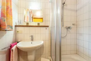 Apartment \"9 Apartment mit Bergblick\" with Mountain View, Private Balcony & Wi-Fi - Image 2