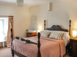 2 bedroom accommodation in Near Betws-y-Coed - Image 5