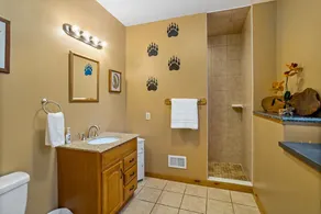 Luxury Jim Thorpe Retreat - Theater, Game Room, Hot Tub & Summer Adventure - Image 4