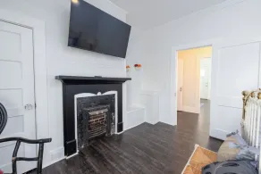 Cozy Downtown Seneca Bungalow - Image 3