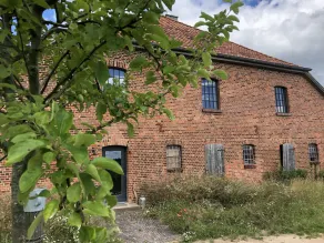 Lovingly converted workshop in former stable building - Image 5