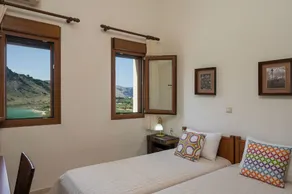 Villa in Kournas Overlooking Giorgioupolis Bay - Image 5