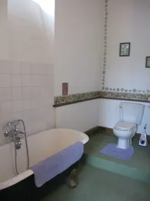 7-bedroom house with large private yard - Image 3
