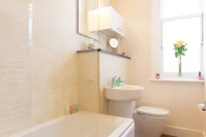 Chic and central 1st floor apartment close to beach and cafes - Image 2