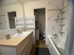 AGREABLE DEUX PIECES RENOVE DANS UNE RESIDENCE AVEC PISCINE - Image 2