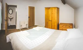 High Peak converted barn with private garden and stunning views - Image 4