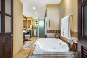 Beachfront dream retreat with pool, tennis & gym access - washer/dryer, AC - Image 2