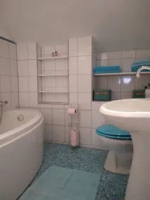 Quiet 1st floor apartment with balcony and patio, 18 km from the sea - Image 2