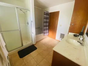 Auburn's Family Hideaway - 3 bedrooms with king bed, BBQ, Internet, jet tub - Image 5