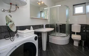 Stunning Home In Zmijavci - Image 3