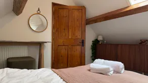 Cotswolds Castle Sleeps 8 with Enclosed Garden - Image 4