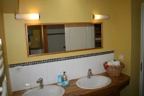 Chalet en pierre traditionnel converti avec goût avec équipements modernes - Image 3