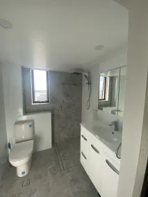Apartment with lake views, sleeps 6 /in CBD, walk to beach/ cafes/ restaurants. - Image 3