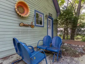 Eclectic & Spacious Guest Cottage (walk to downtown/pet friendly) - Image 2