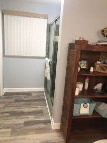 PRIVATE LAKEFRONT HOME - Image 3