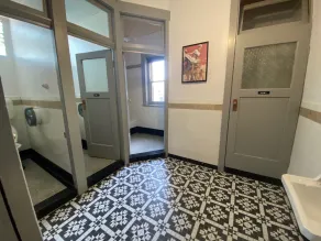 Royal Hotel - Image 4