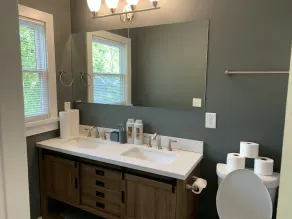 Ample Space in Grant Park, Close to Everything! - Image 4