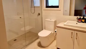 Modern Narre Warren home, close to Fountain Gate shopping centre - Image 3