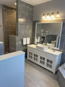 LARGE 3000 sq. ft Newly Renovated Upstairs Loft - Ideal Families & Friend - Image 2